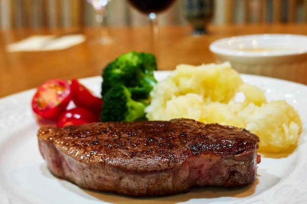 Primer plano de una cena casera de carne servida en un plato