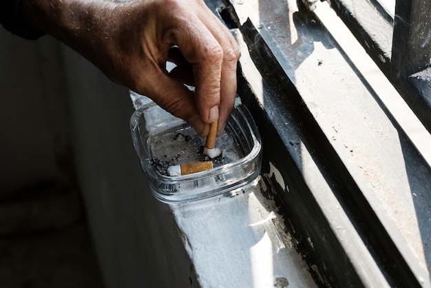 Primer plano de cenicero de cigarrillos