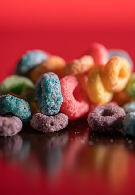 Foto primer plano de cereales multicolores en la mesa