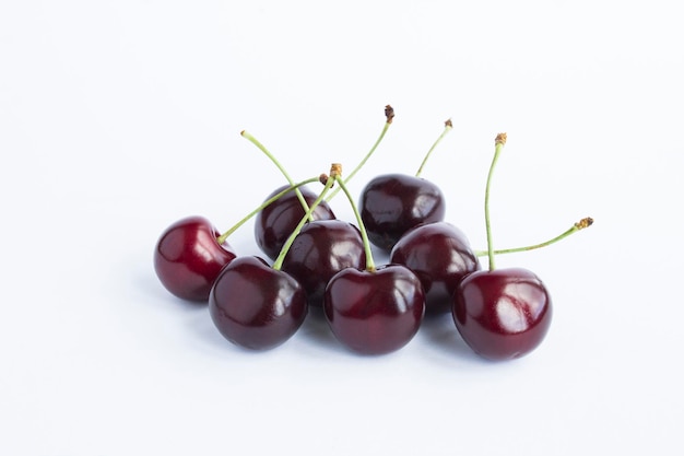 Primer plano de una cereza dulce roja madura en el fondo blanco