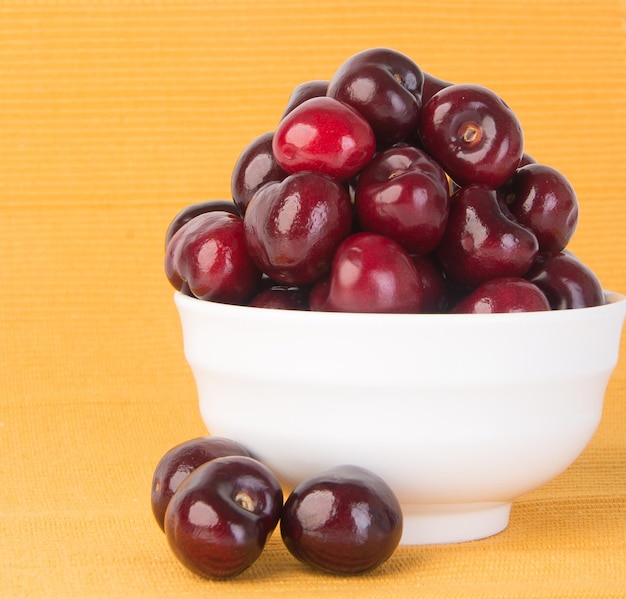 Foto primer plano de cerezas en un cuenco