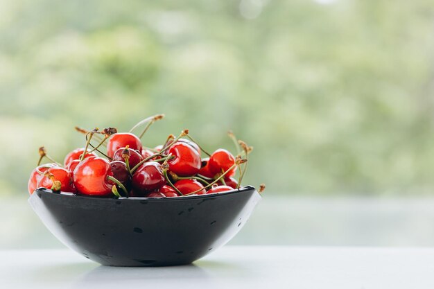 Primer plano de cerezas frescas con gotas de agua