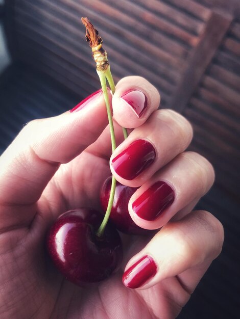 Primer plano de las cerezas en la mano