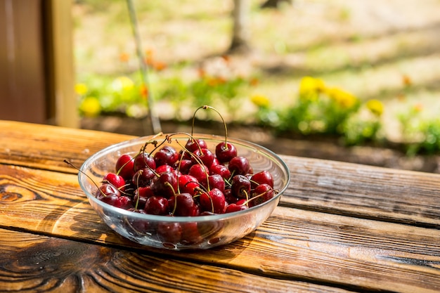 Primer plano de cerezas rojas maduras acostado sobre una mesa