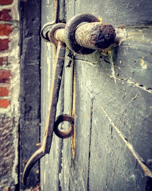 Primer plano de la cerradura de la puerta oxidada de la puerta vieja