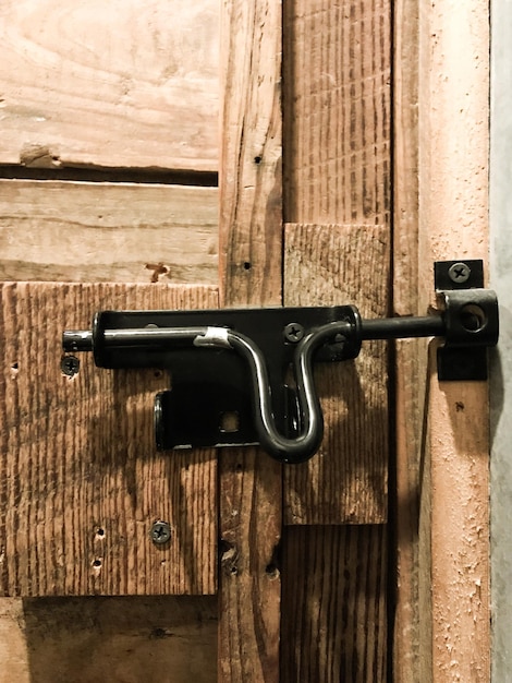 Primer plano de la cerradura de una vieja puerta de madera