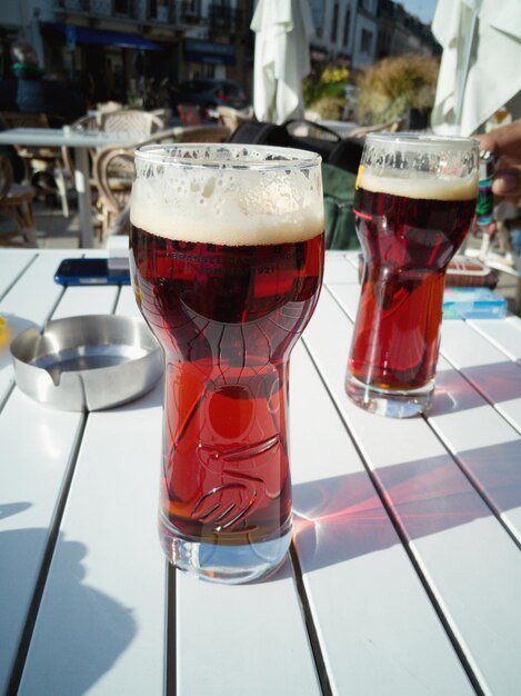 Foto primer plano de cerveza en vaso en la mesa