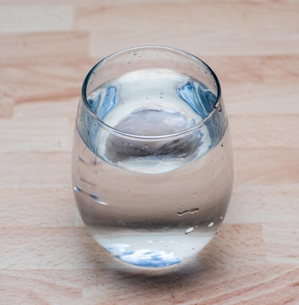 Primer plano de cerveza en vaso en la mesa