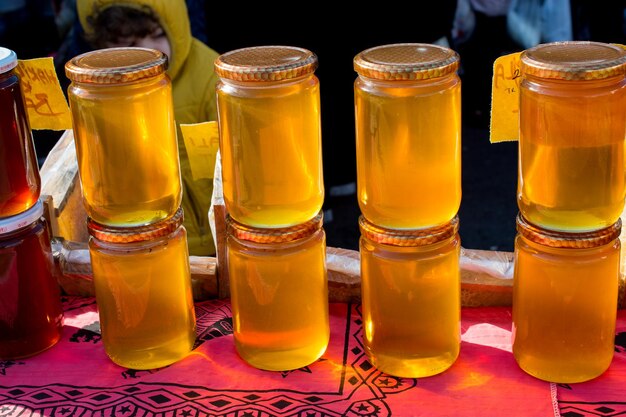 Foto primer plano de cerveza en vaso sobre la mesa