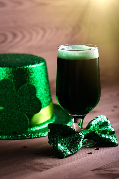 Primer plano de cerveza verde del Día de San Patricio y vestimenta verde y accesorios de celebración