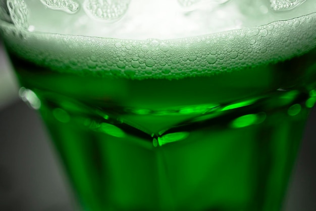 Primer plano de cerveza verde del día de San Patricio