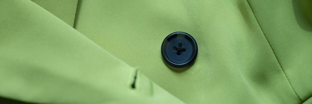 Primer plano de chaqueta verde con botón negro