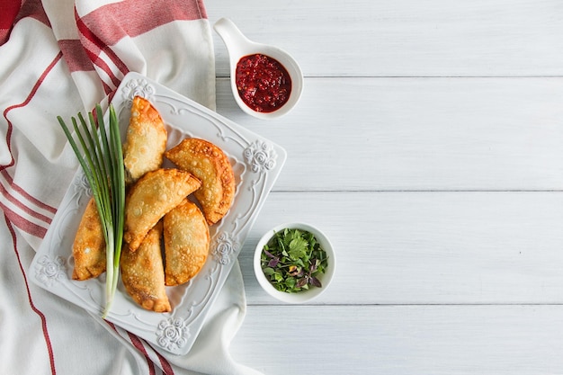 Primer plano de chebureks fritos sobre un fondo claro sin gente