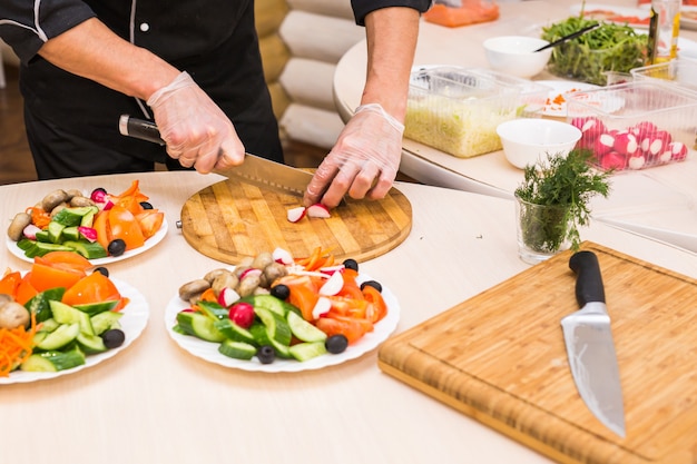 Primer plano del chef cocinando comida