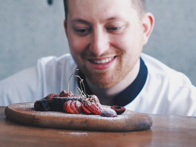 Foto primer plano de un chef con comida en la mesa