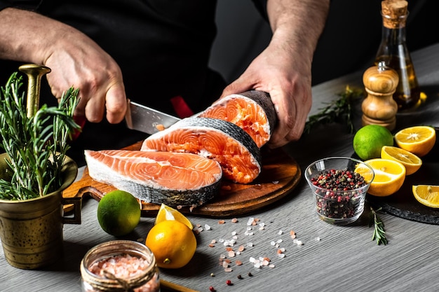 Primer plano de chef corta con cuchillo el salmón Delicioso plato de mariscos gourmet banner menú receta lugar para texto