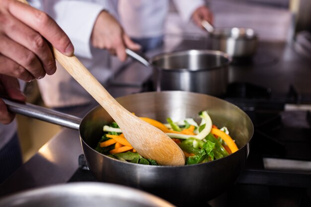 Primer plano del chef preparando la comida