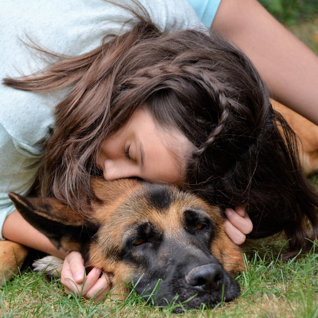 Foto primer plano de una chica abrazando a un perro