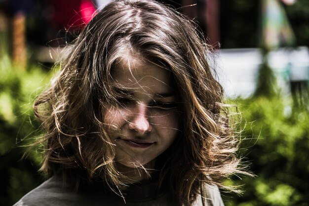 Primer plano de una chica con el cabello desordenado