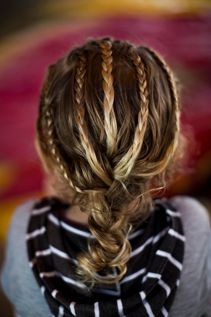 Foto primer plano de una chica con el cabello trenzado