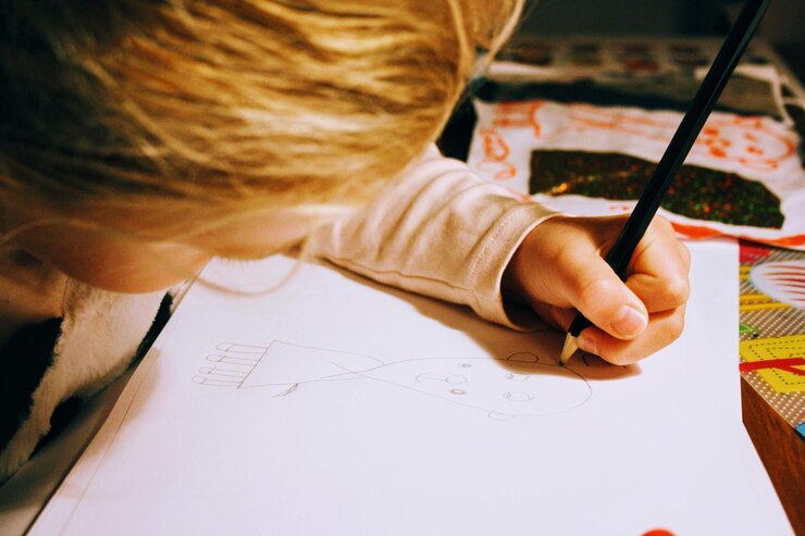 Foto primer plano de una chica escribiendo en papel