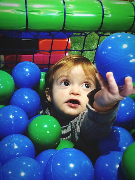 Foto primer plano de una chica jugando al billar