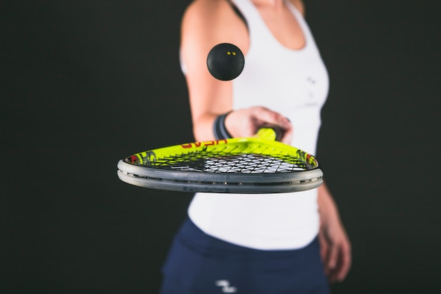 Primer plano de chica jugando con raqueta y pelota