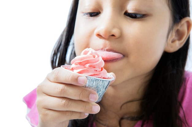 Foto primer plano de una chica lamiendo helado