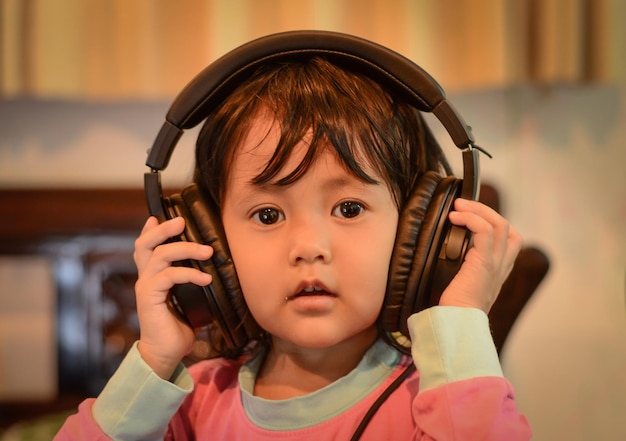 Primer plano de una chica linda con auriculares