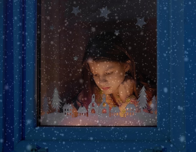 Foto primer plano de una chica mirando por la ventana