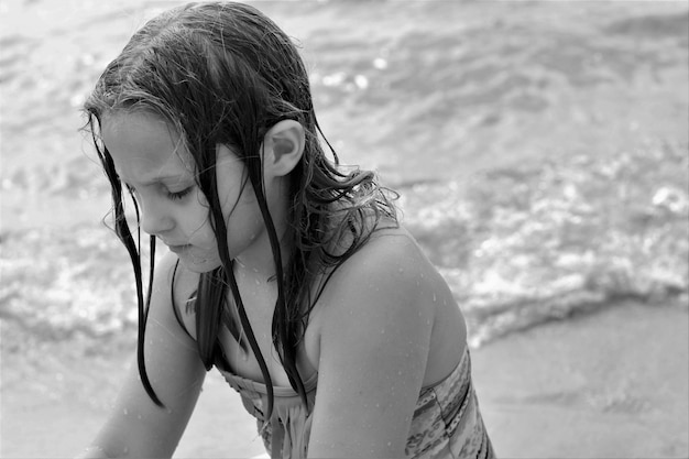 Primer plano de una chica mojada en la playa
