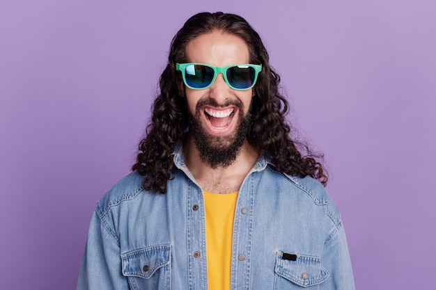 Primer plano de un chico sonriente feliz mirando a la cámara usar gafas de sol de verano con la boca abierta