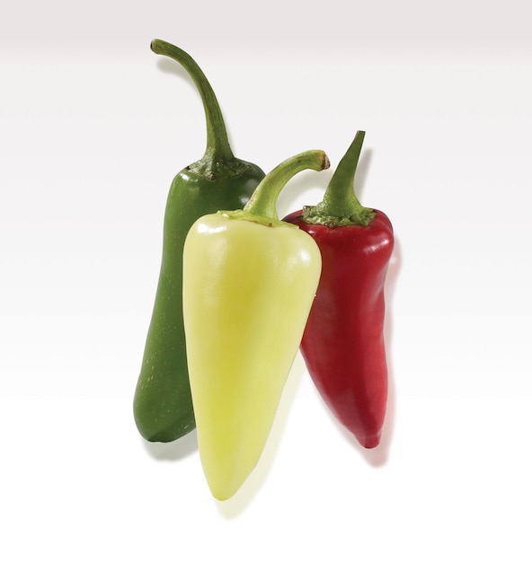Primer plano de chiles de pimienta sobre un fondo blanco