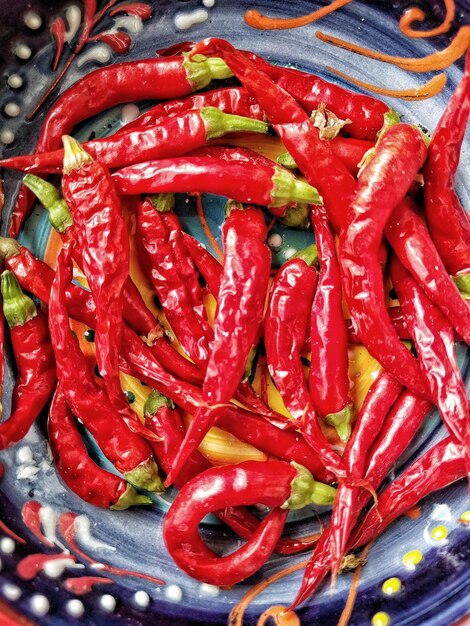 Foto primer plano de chiles rojos en un cuenco