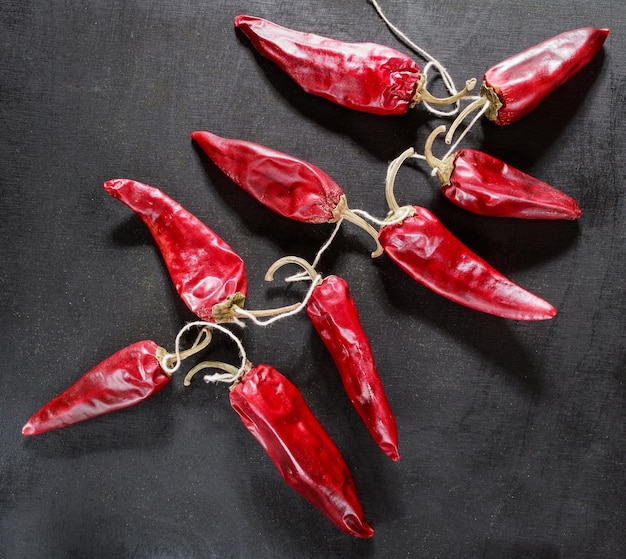 Primer plano de chiles rojos en la mesa