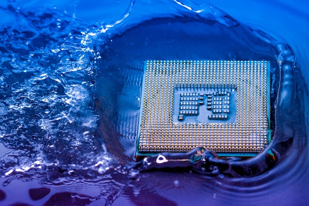 Foto primer plano de un chip de computadora en el agua