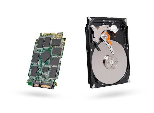 Primer plano de un chip de computadora y un disquete contra un fondo blanco