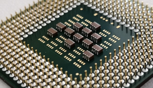 Primer plano del chip de computadora en la mesa