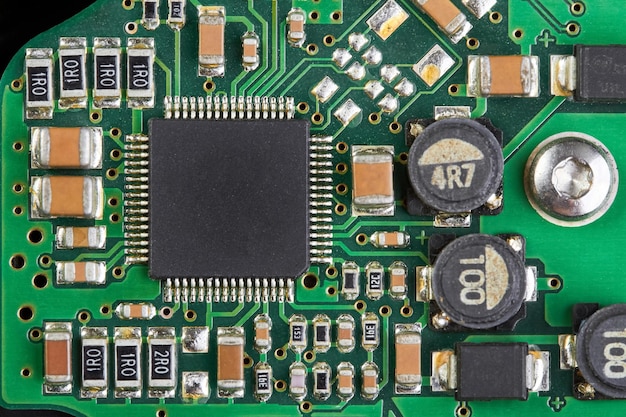 Primer plano de un chip de computadora en una parte de la placa de circuito impreso electrónico