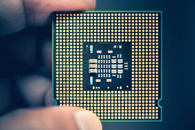 Primer plano del chip de computadora que se sostiene en la mano