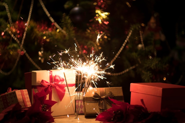 Foto primer plano de chispas encendidas por los regalos de navidad en la noche