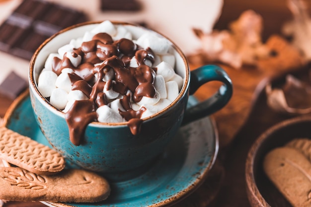 Primer plano de chocolate caliente con malvaviscos en la mesa Otoño o invierno acogedor bodegón