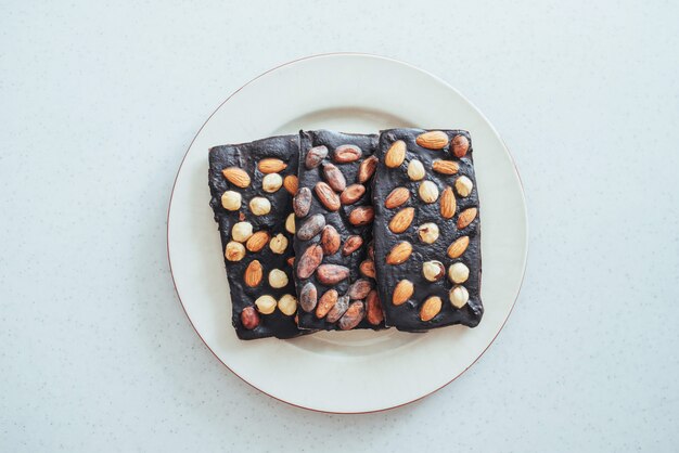 Primer plano de chocolate sobre un blanco