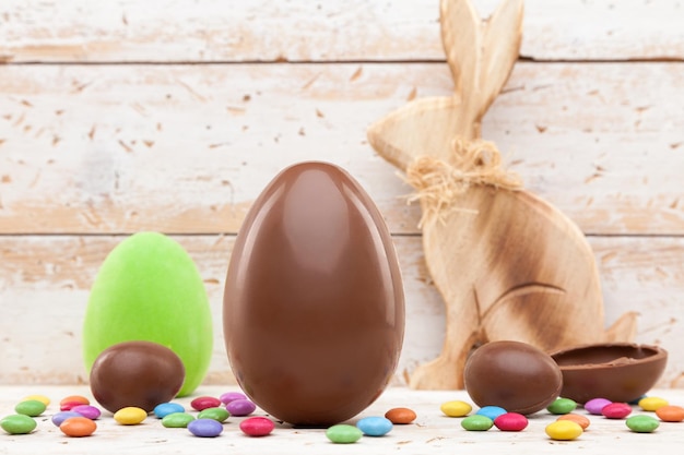 Foto primer plano de los chocolates de pascua en la mesa