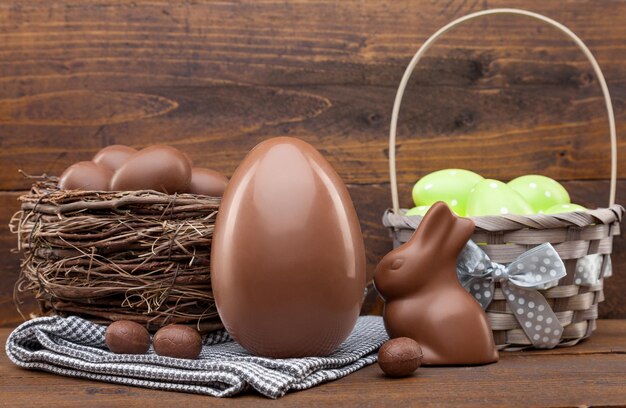 Foto primer plano de los chocolates de pascua en la mesa