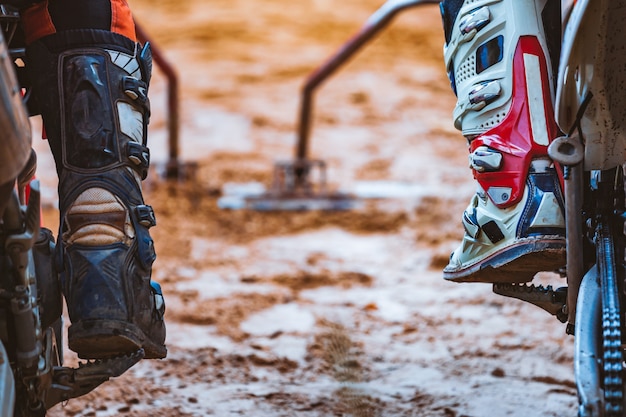 Foto primer plano de los ciclistas antes del comienzo de la carrera