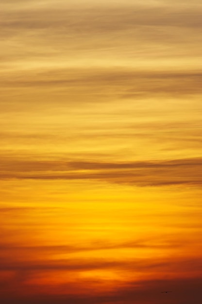 Primer plano del cielo durante el fondo del atardecer