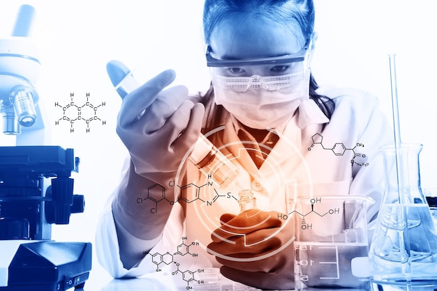 Primer plano de un científico trabajando en un laboratorio