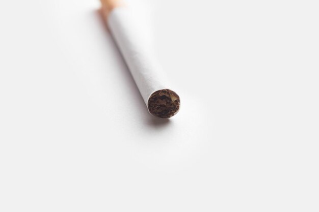 Foto primer plano de un cigarrillo en una mesa blanca