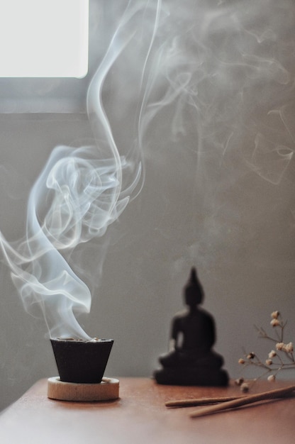 Primer plano de un cigarrillo en la mesa